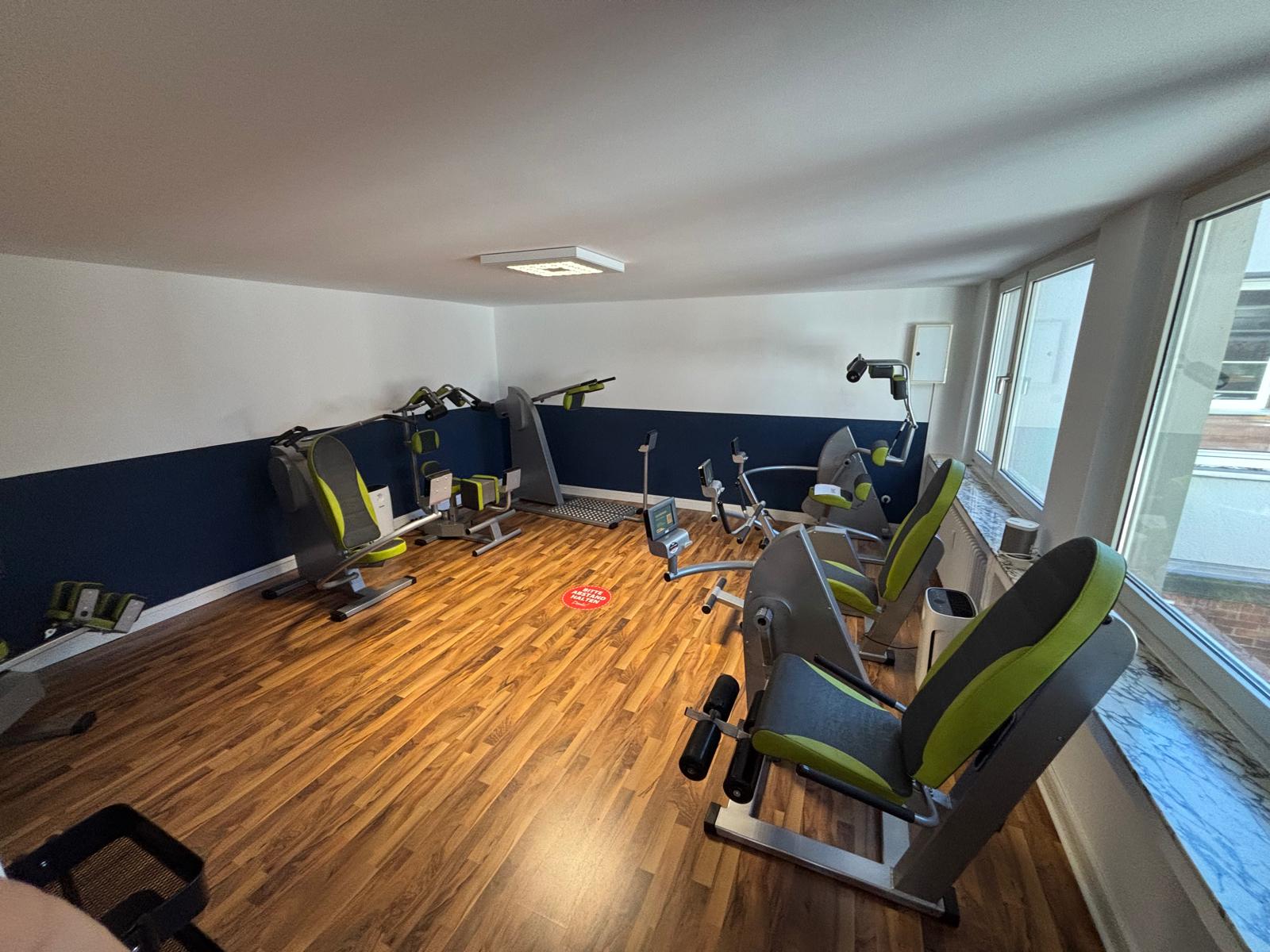 Physiotherapeutische Behandlung im Sportraum mit Geräten